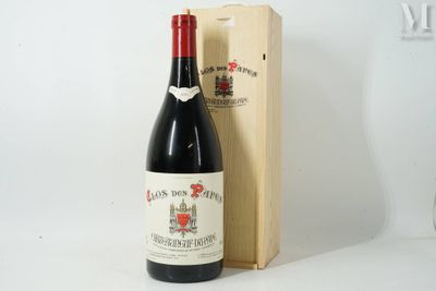 une bouteille de vin posée à côté d'une caisse en bois