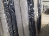 de nombreux matelas emballés dans du plastique dans un entrepôt