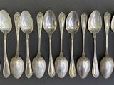 six cuillères sont alignées sur une table