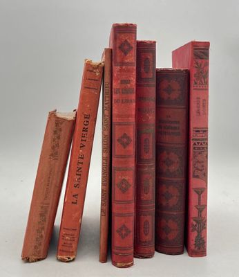 plusieurs vieux livres sont empilés sur une surface blanche