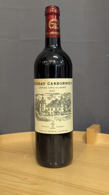 une bouteille de vin posée sur une table en bois