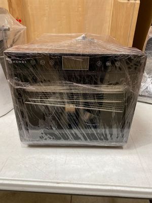 une boîte posée sur une table