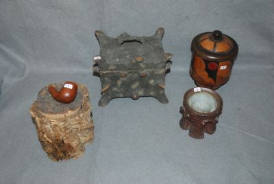 trois objets différents posés sur une table