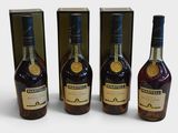 trois bouteilles de whisky posées les unes à côté des autres sur une surface blanche