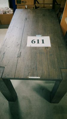 une table sur laquelle est posé un chiffre, dans une pièce