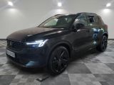 un 4x4 noir garé dans un garage au sol en damier