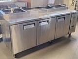 un comptoir en acier inoxydable dans une cuisine commerciale