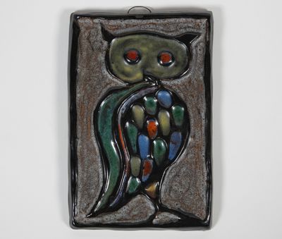 PLAQUE murale en céramique à décor émaillé polychrome en rel…