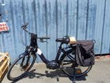 un vélo garé près d'un mur bleu