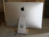 un ordinateur Apple posé sur un bureau
