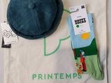 un chapeau, des chaussettes et un sac posés sur une table