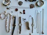 de nombreux types de bijoux exposés sur la table
