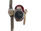 deux montres posées l'une à côté de l'autre