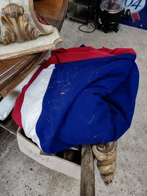 une chaise recouverte d'une couverture bleue et blanche