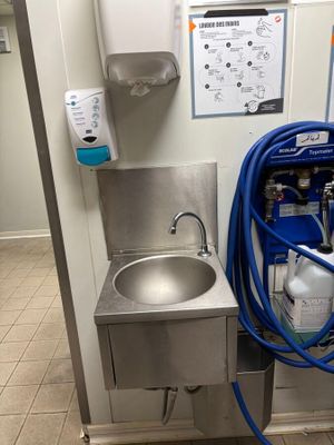 1 lave-main commande genouillère en inox DELABIE avec dist… - Photo 1