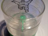 un gobelet en plastique contenant un liquide vert