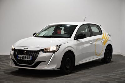 la voiture blanche est garée dans une pièce au sol en damier