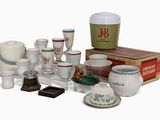 de nombreux types de tasses à café et de soucoupes sur la table