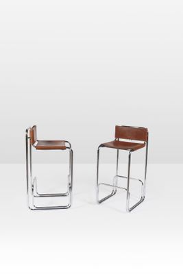 une paire de tabourets de bar en chrome et cuir