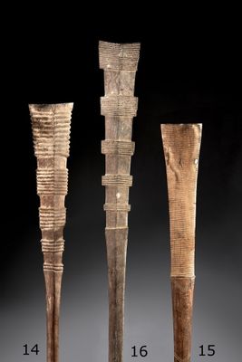 trois types différents de bâtonnets en bois sur lesquels sont inscrits des chiffres