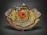 une bourse richement décorée d'or et d'argent, ornée d'une fleur rouge
