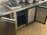 de nombreuses casseroles et poêles sur le comptoir de la cuisine