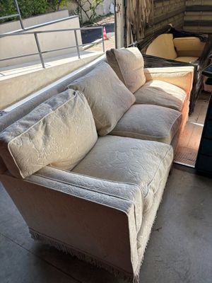 un canapé et un fauteuil dans un garage