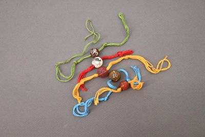 une photo d'un bracelet en ficelle orné de perles
