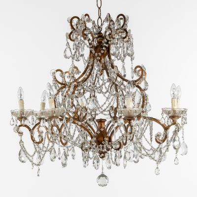 un grand lustre en cristal suspendu au plafond
