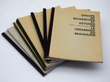une pile de livres superposés sur une table