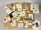 une pile de vieilles cartes postales et de timbres posée sur une table