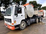 un camion garé sur un terrain en terre battue