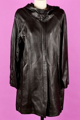 un manteau en cuir noir sur un mannequin, un mannequin, un mannequin, un mannequin, un mannequin, un mannequin, un mannequin, un mannequin, un manne