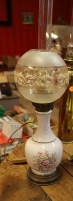 une table sur laquelle est posée une lampe