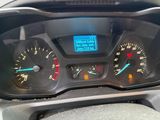 un gros plan du tableau de bord d'une voiture