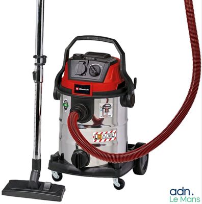 l'aspirateur est rouge et argenté, avec un tuyau rouge