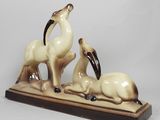 une figurine représentant une chèvre et une chèvre couchée