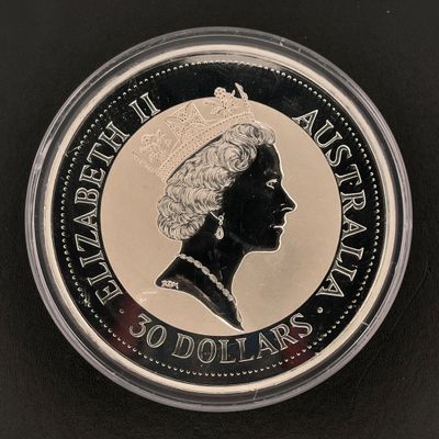 gros plan d'une pièce de monnaie sur une table à fond noir