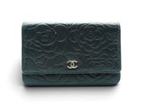 Portefeuille Chanel en cuir matelassé vert avec le logo CC