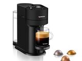 une cafetière noire avec une tasse de café à côté