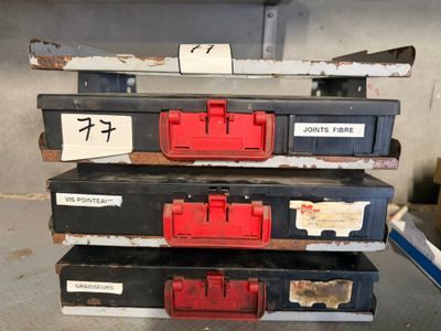 Trois cartons contenant différents types de matériel électrique sont empilés les uns sur les autres.