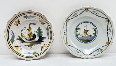 deux assiettes posées côte à côte sur une table