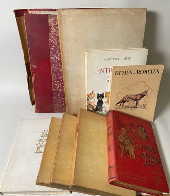 plusieurs livres sont empilés sur une table