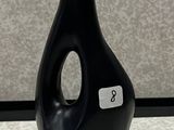 une bouteille noire surmontée d'une lampe