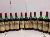 un groupe de bouteilles de vin posées sur une table