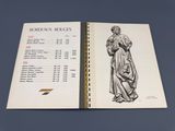 un livre ouvert sur lequel figure le dessin d'une femme en robe longue