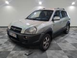 une photo d'un SUV argenté garé dans un garage