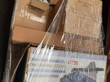 beaucoup de cartons à l'arrière d'un camion