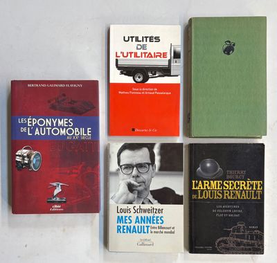 plusieurs livres posés sur une table blanche, avec une voiture en arrière-plan