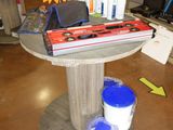une table sur laquelle sont disposés de nombreux articles dans un magasin
